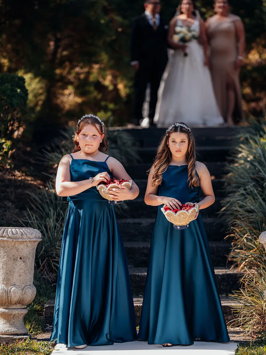 Damas de honor bajando la escalinata del Gazebo Jardín con pétalos en la mano