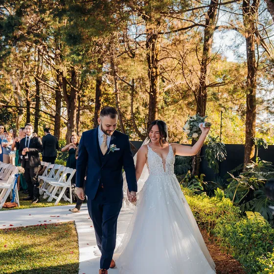 Novios caminando por el sendero del jardín después de la ceremonia