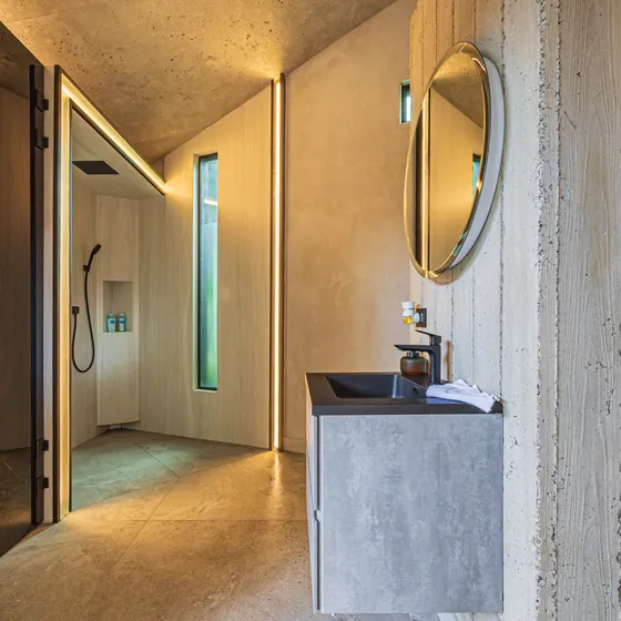 Baño de una habitación de Nebulae con espejo ovalado y ducha de paso