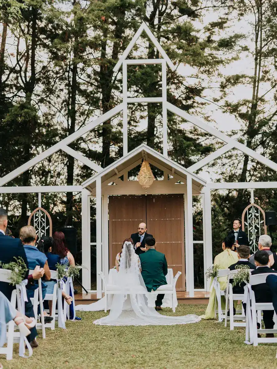 Novia entrando por el pasillo de pétalos hacia el altar de la Fachada de la Iglesia