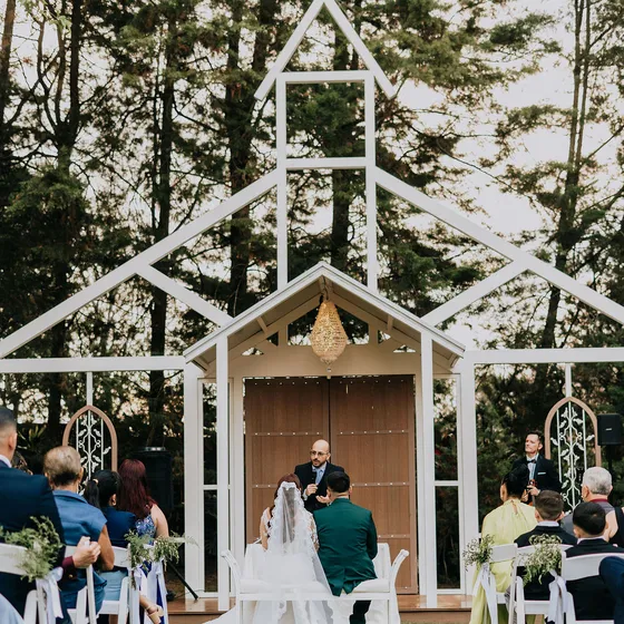 Novia entrando a la ceremonia frente a la Fachada de la Iglesia de Laureal