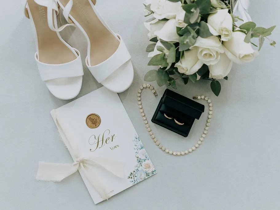 Zapatos, ramo y libreta de votos de la novia sobre una mesa, antes de la ceremonia