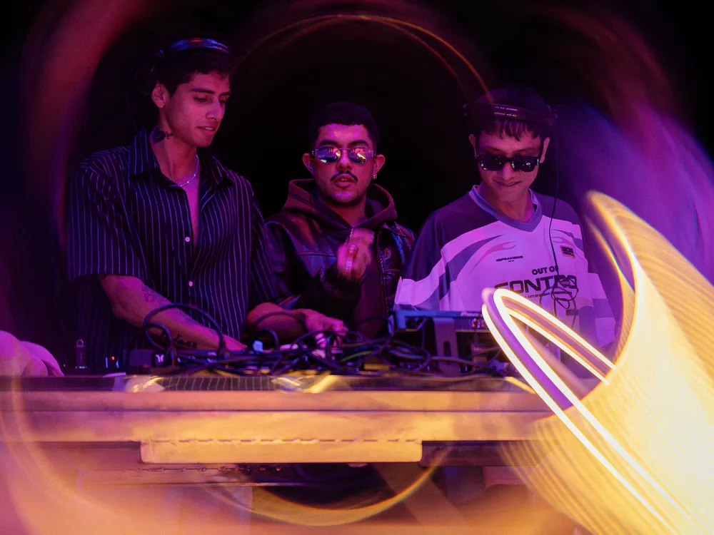 Cabina de DJ durante una fiesta en Nebulae, con estelas de luz alrededor