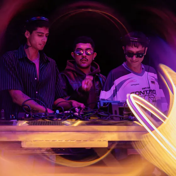 Cabina de DJ durante una fiesta en Nebulae, con estelas de luz