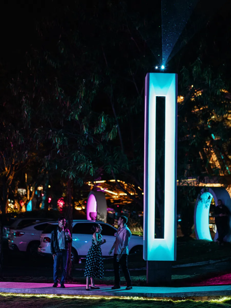 Monolito iluminado en los jardines de Nebulae durante un evento nocturno