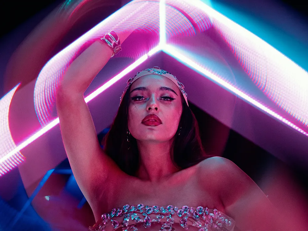 Artista en escena durante una fiesta en Nebulae, entre luces de neón