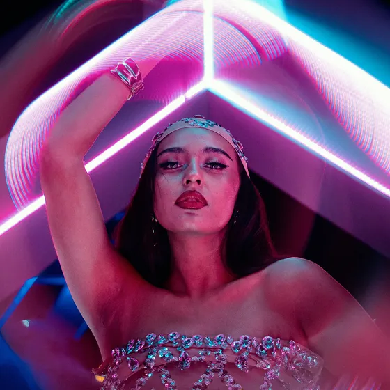 Artista en escena durante una fiesta en Nebulae, entre luces de neón