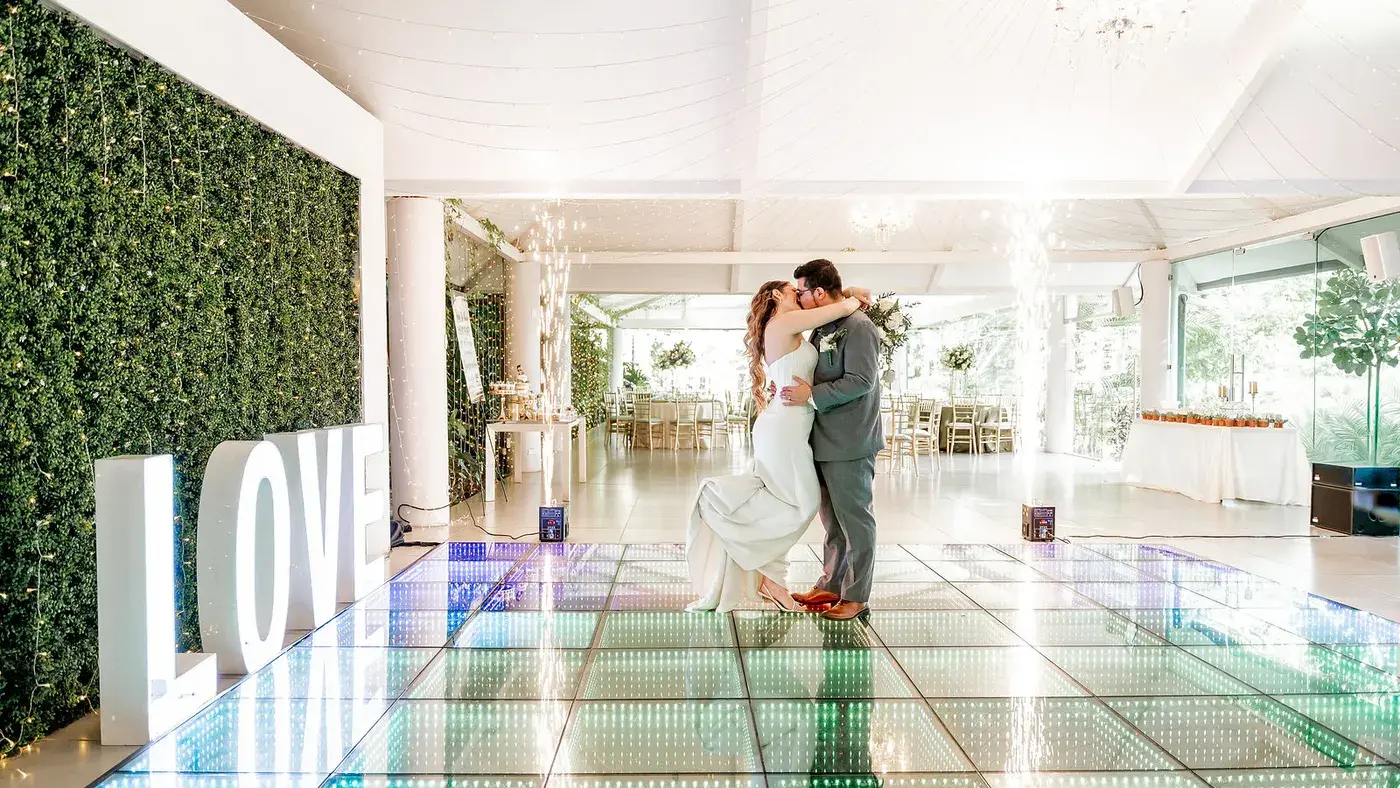 Novios bailando en el salón de Laureal con la luz de la tarde entrando por los ventanales