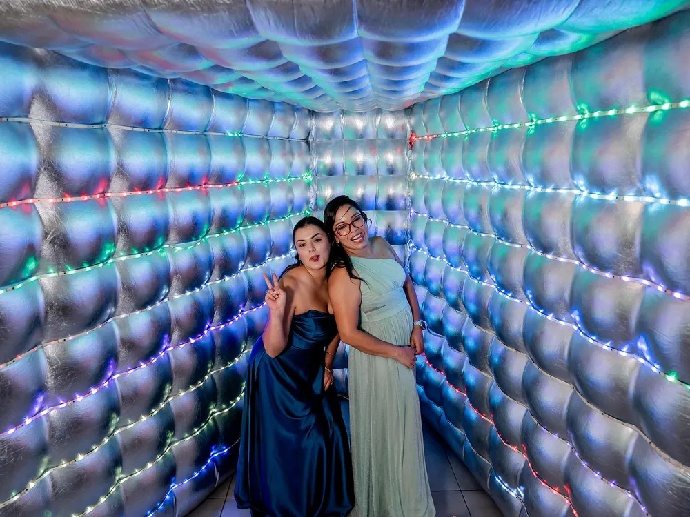 Invitadas posando dentro del túnel de luces LED del salón de Laureal